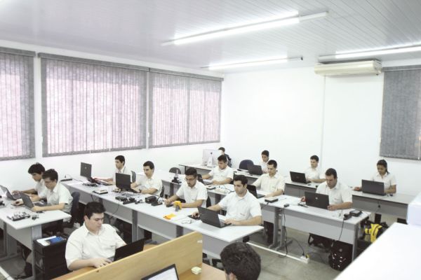 Equipe de engenharia da Chiptronic trabalhando no desenvolvimento de equipamentos de diagnósticos